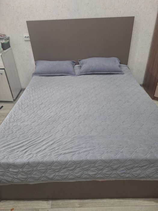 Продам двухспальную кровать с матрасом