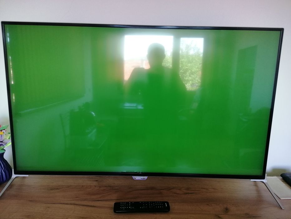 ПРОДАВАМ за части или ремонт  телевизор PHILIPS 49PUS7100 /12