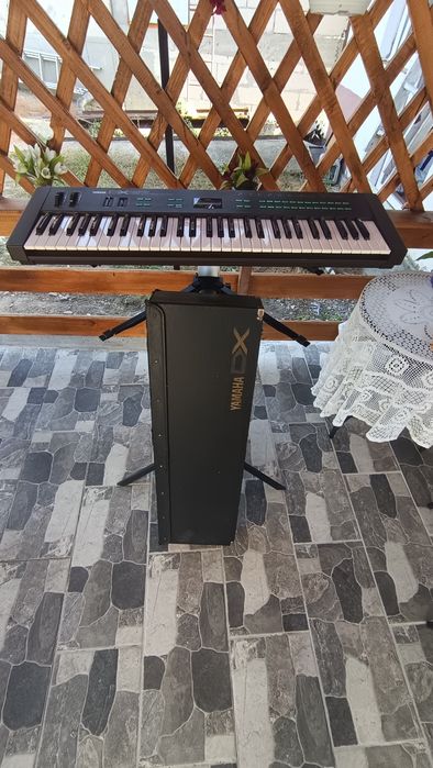 Vând Yamaha DX 27