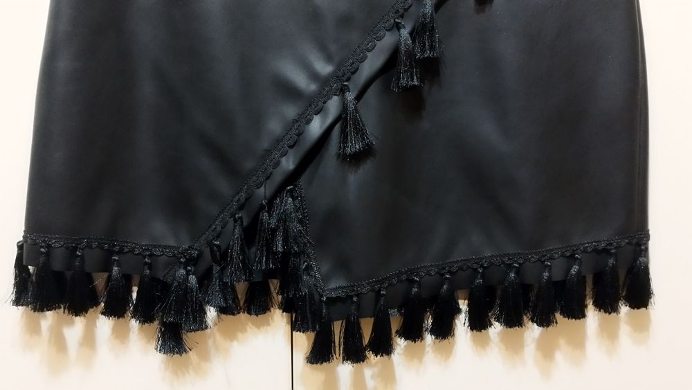 Къса черна пола от еко кожа