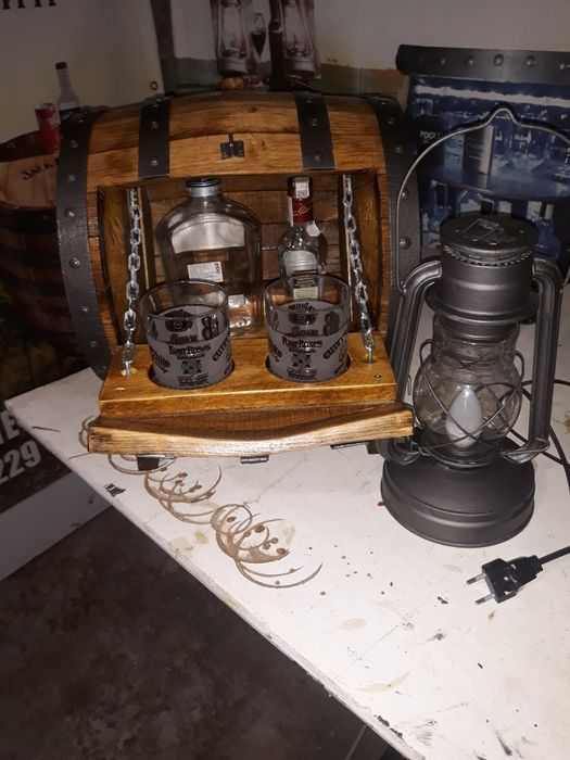 Ретро мини бар от реставрирана  дъбова Бъчва неповторим подарък за