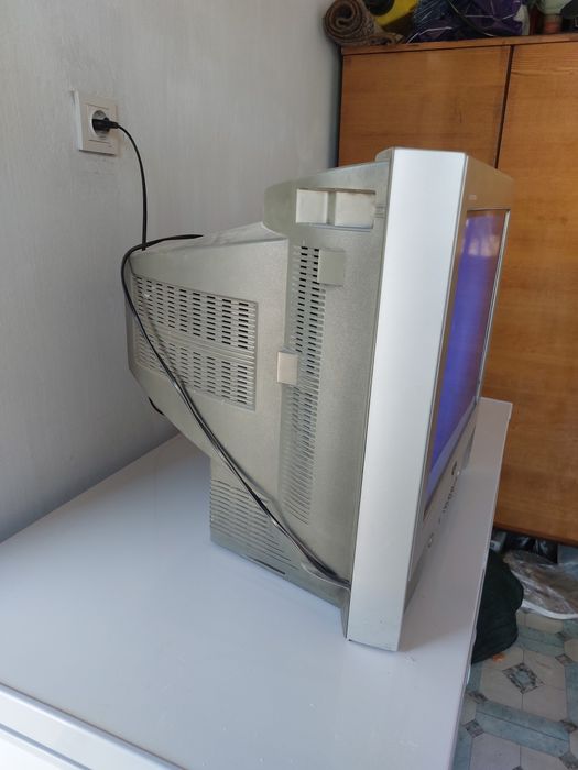 Продам телевизор LG RT-21FB30M.