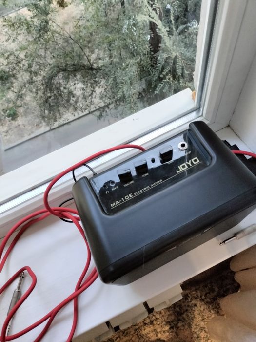 Электронная гитара и усилитель