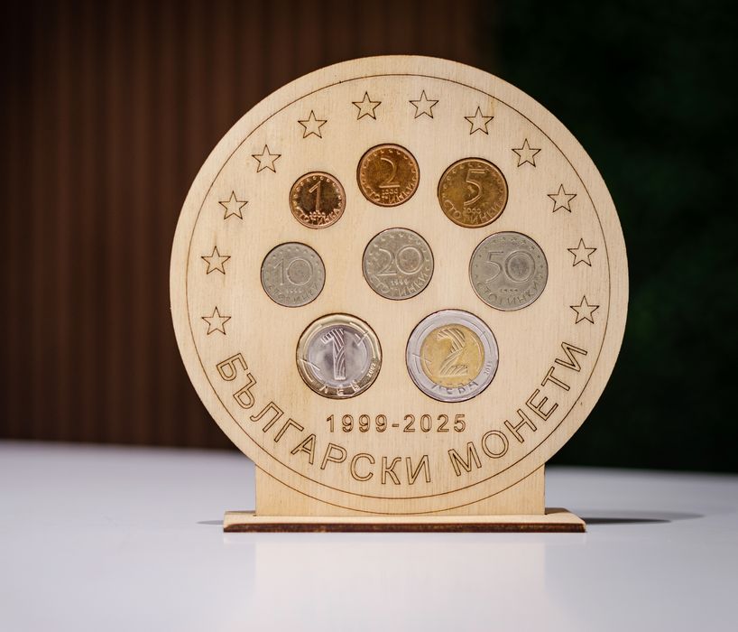 Дървена поставка за български монети