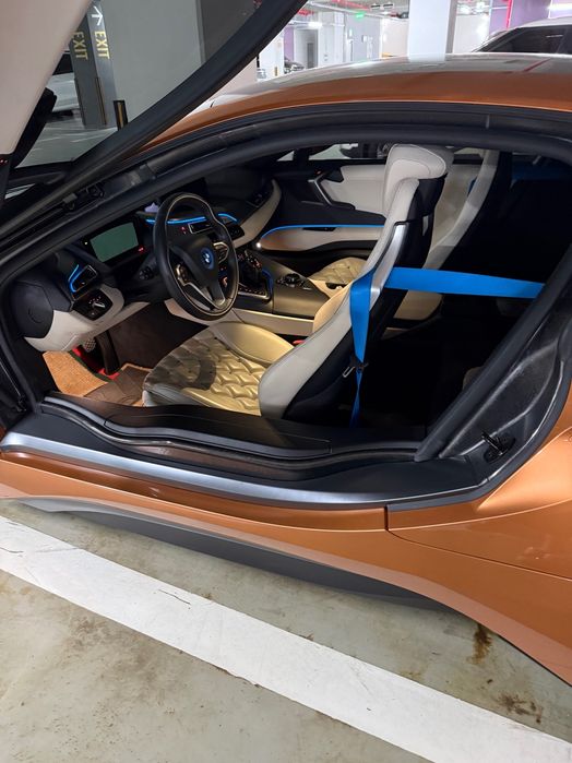 BMW i8 Coupe orange