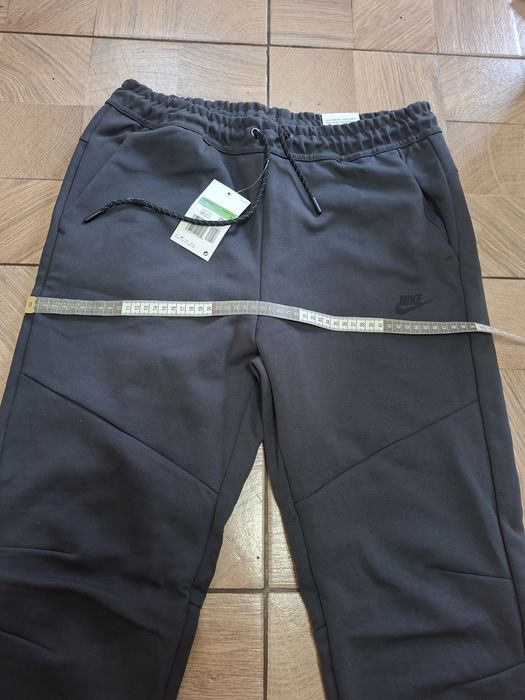 Pantaloni Nike pentru bărbați ,nou cu etichetă,de culoare gri