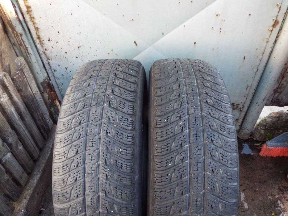 vand 2 anvelope de iarna 215/65/17 nokian wr suv3 pret 250lei amandoua