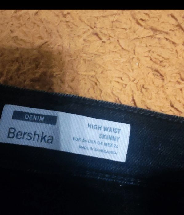 Blugi mărimea 36 berska