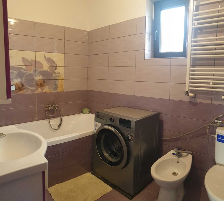 Casa/vila curte mare pe malul lacului