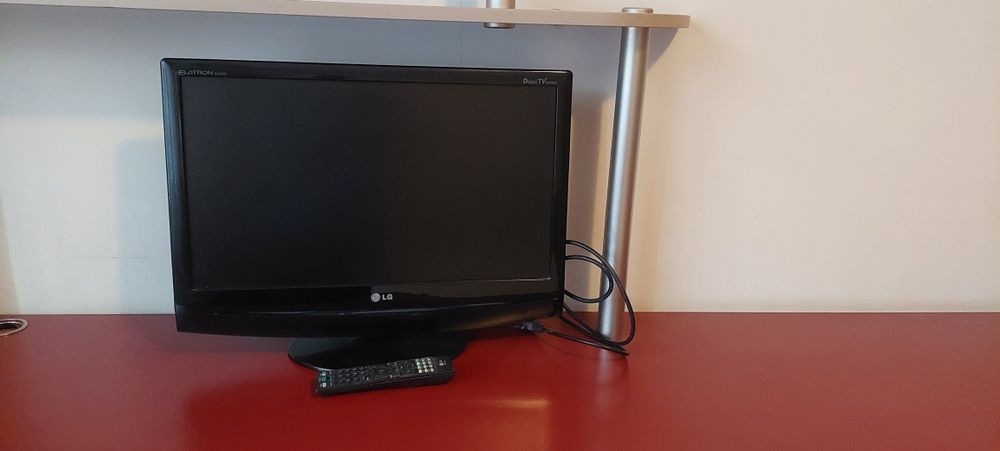 Продавам мебели и електроуред