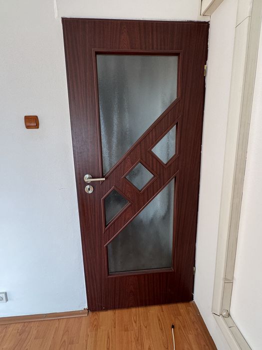 Vand 2 usi din mdf, pret fix. Detalii la 0764289788