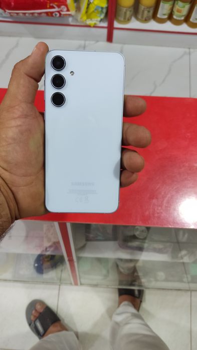Samsung A 55 holati yangi karobkasi bor xotirasi 8 256 srocniga sotama
