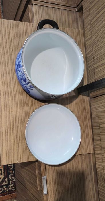 Советские эмалированные   сковородки ,казанок  и кастрюли .