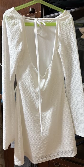 Белое платье с открытой спиной