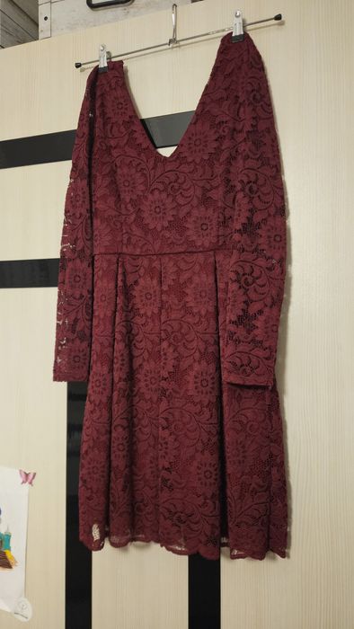 Червена дантелена рокля