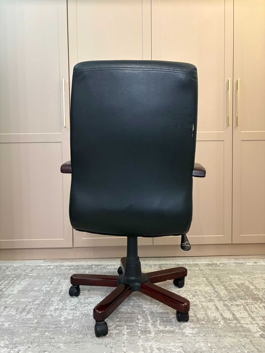 Кожаное кресло с красным деревом