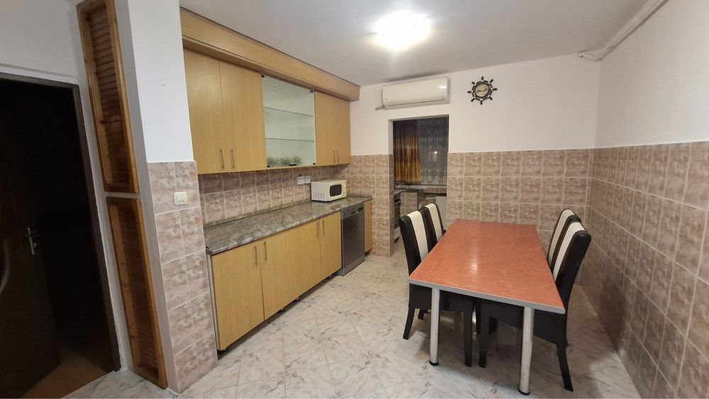 Vand aprtament cu 2 camere, decomandat, zona foarte buna