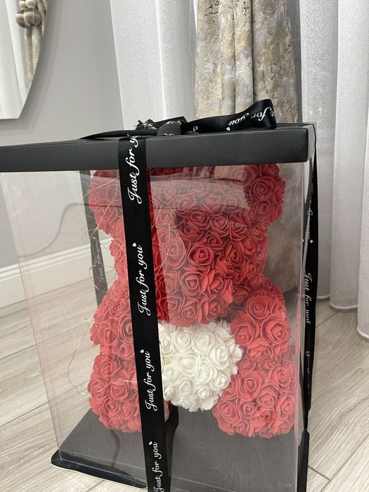 Продается красивая мишка из роз