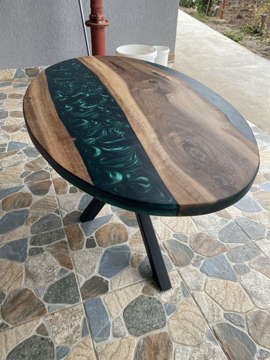 Masă de cafea ovală – Rășină epoxidică + lemn de nuc, picioare spider