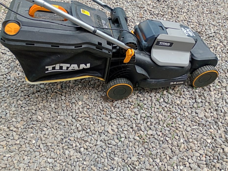 Mașină tuns gazon pe acumulator de piese preț 200lei fix  nu schimb campina