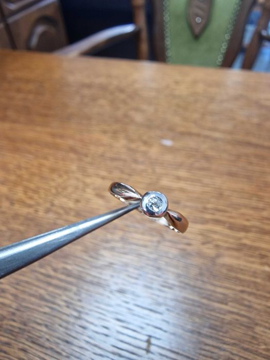 Дамски Златен Пръстен с ДИАМАНТ - Заложна къща Галерия 65