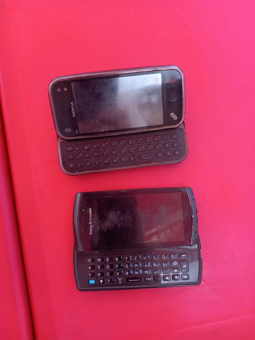 Vând 2 telefoane Nokia N97 și Sony Ericsson