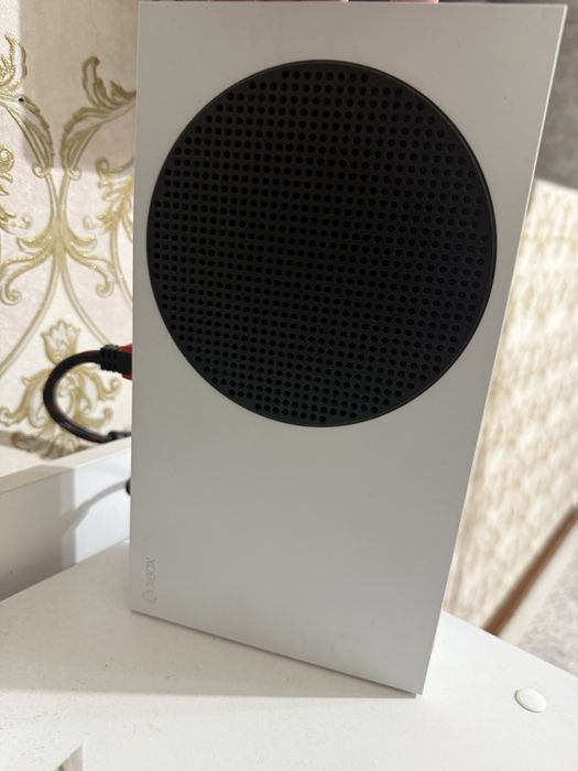 Xbox s 512 gb и 2 геймпада