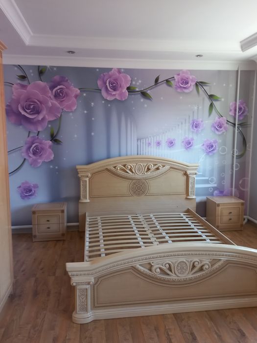 Клеем обой, галтели, побелка.