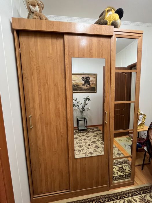 Прихожая мебель. Шкаф с зеркалом