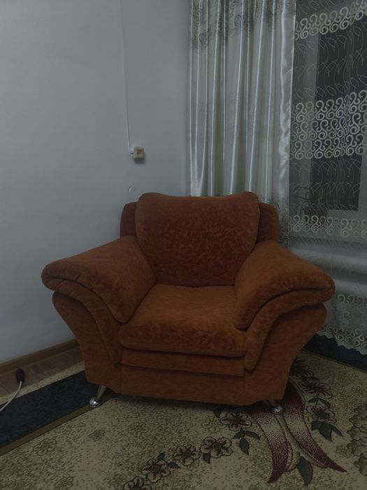 Продам диван с креслом.