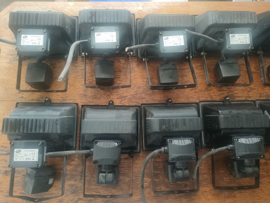 Vând 7 proiectoare  HOROZ HL 105, cu senzor de mișcare