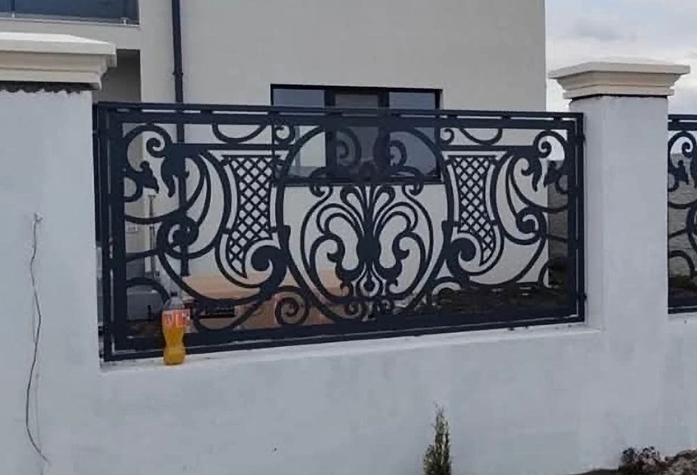 Balustrada din fier forjat și tablă decupată.