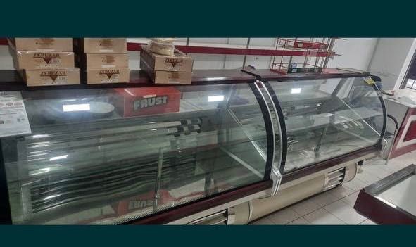 tayyor biznes sotiladi , magazin polkalari , xaladelnik va vitrina