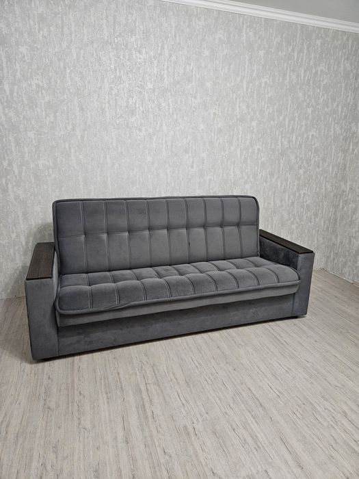 Диван велюровый.