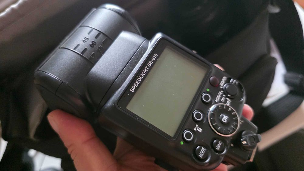 Nikon D90 тяло Обектив Nikon AF Nikkor 70–300mm (по-стария, не VR) Обектив Nikon AF-S Micro Nikkor 40mm f/2.8G DX Светкавица Nikon Speedlight SB-910