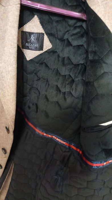 Erkaklar kiyimi paltosi sotiladi