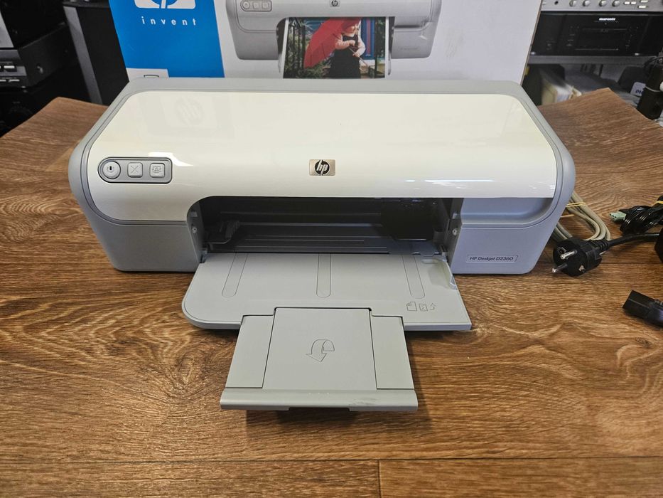 Цветен мастиленоструен принтер HP Deskjet D2360.