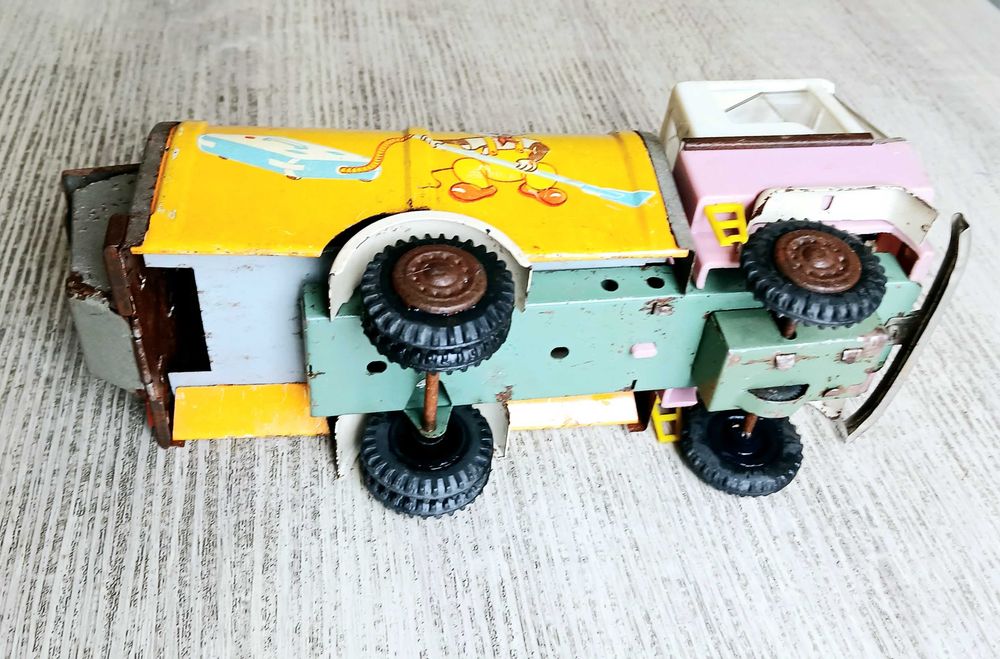 Старо ламаринено камионче