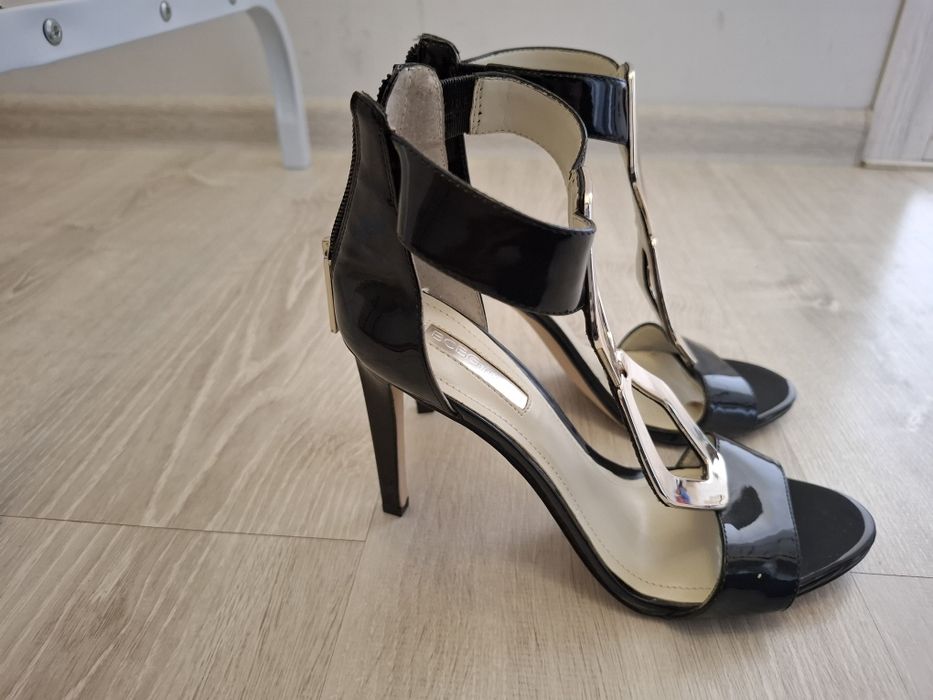 Элегантные босоножки на каблуке.      Zamonaviy poshnali bosonojkalar.