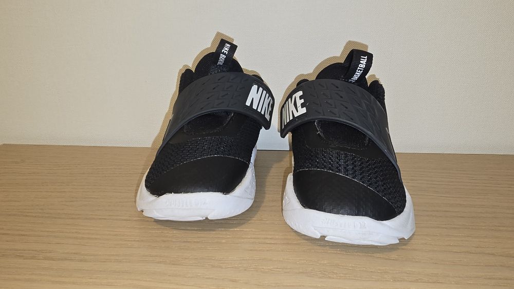 Nike team hustle d детски маратонки номер 25