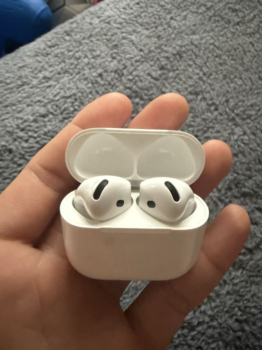 Airpods 4 înca in garantie