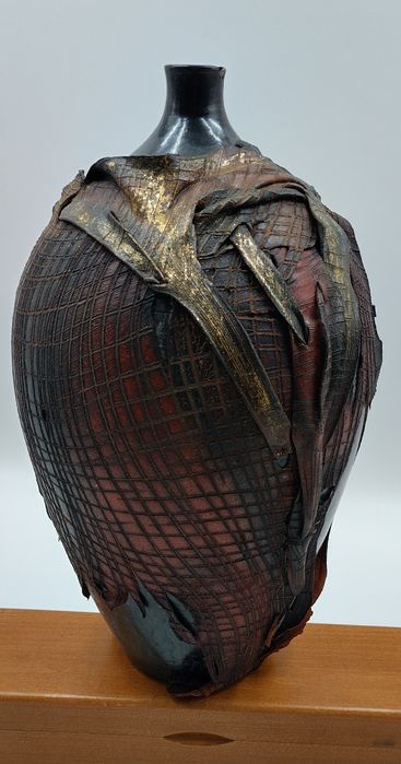 Уникална стомна декорирана с естествена кожа