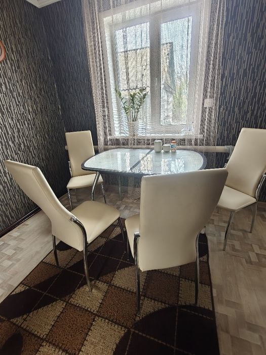 Стеклянный раздвижной стол