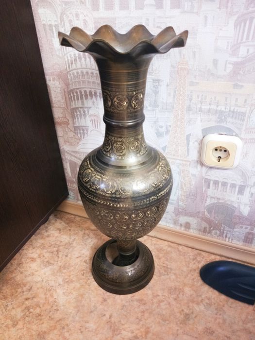 Продам вазу бронзовую срочно