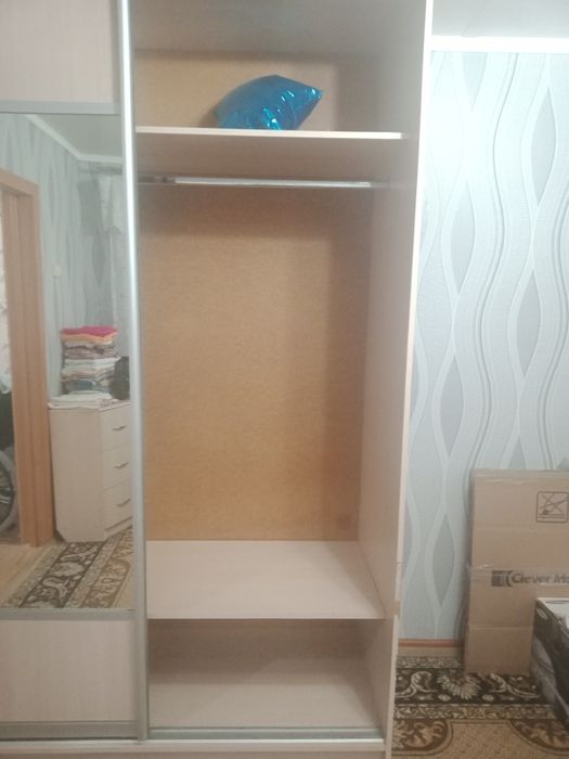 Продам Шифоньер с зеркалом