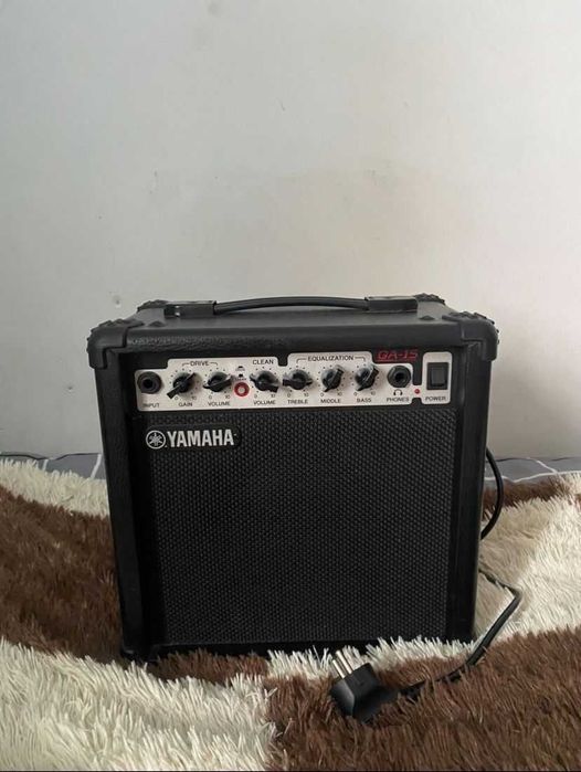 электрогитара и комбоусилитель Yamaha