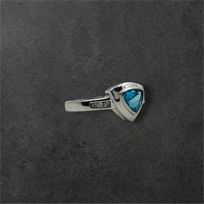 пръстен от 14-к. бяло злато, с диаманти и аквамарин