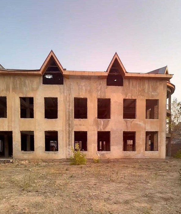 Отдельно стоящее здание 3000 м² на участке 50 соток