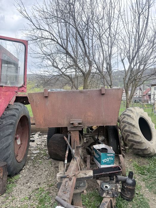 Tractor echipat de padure + remorcă