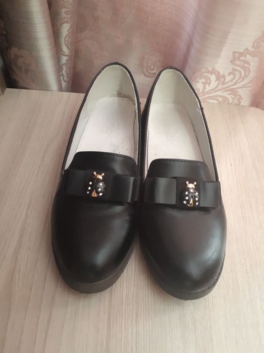 Продам школьные праздничные туфельки на девочку.